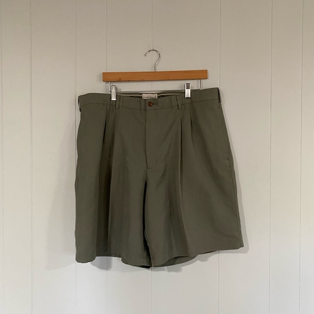 Knightsbridge dress shorts, size 40.
